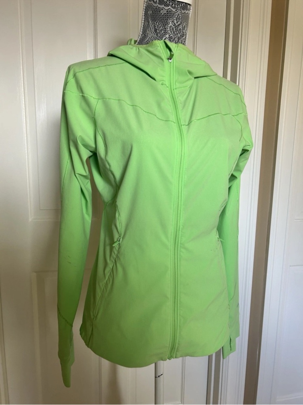 Lululemon Lime Green mist over windbreaker Women’s Hooded Jacket, 6 - Picture 3 of 7